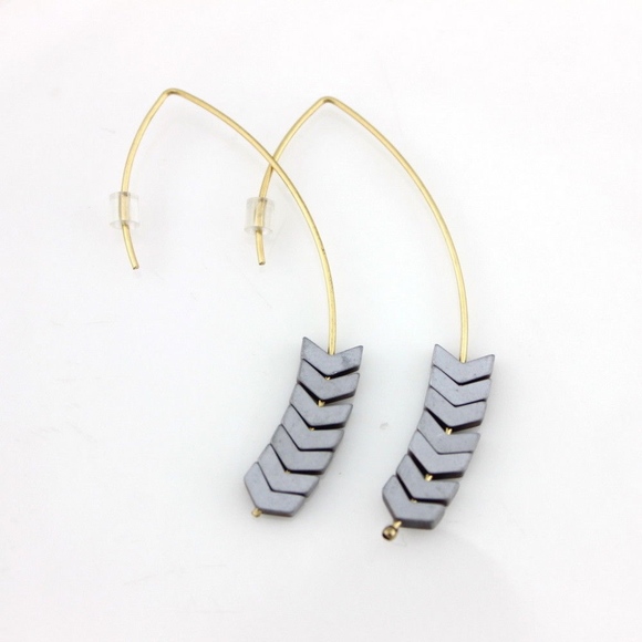 'Chevron Road' Natural Hematite Arrow Gold Earring - Picture 5 of 8